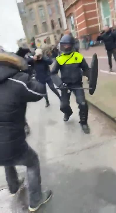 Амстердам - все улыбаются и спрашивают как дела..