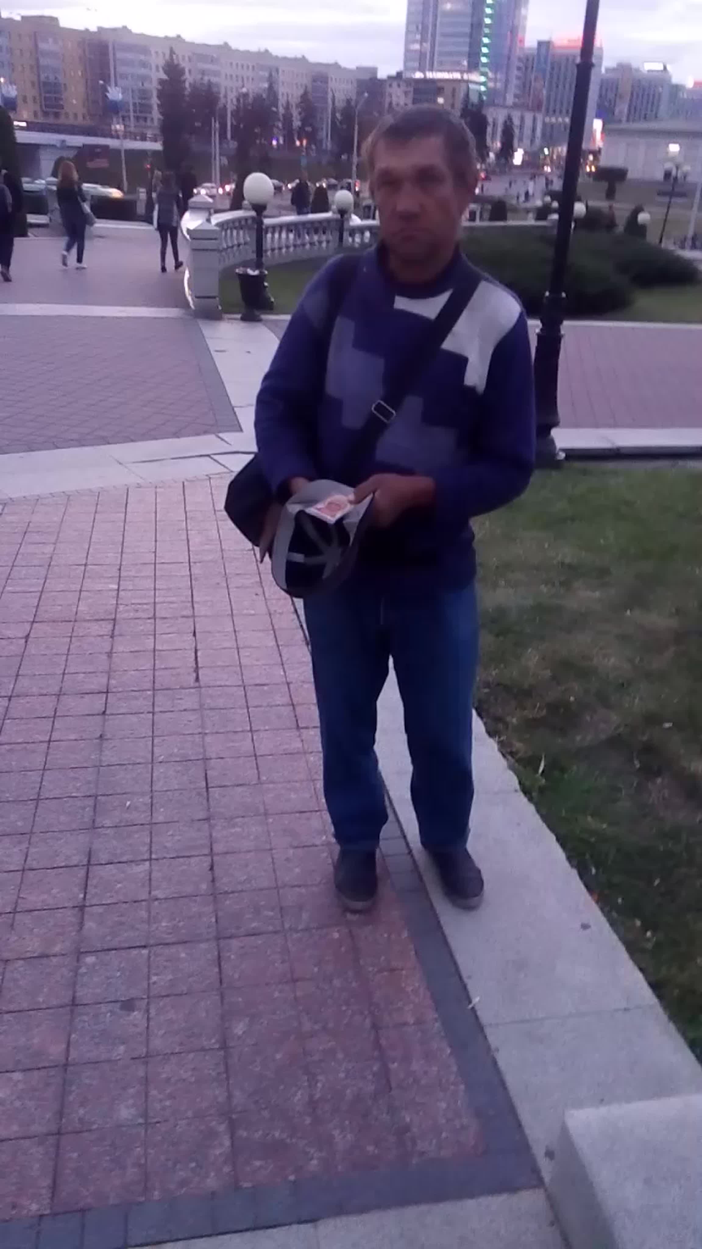 Алкаш под собором с иконкой и с шапкой