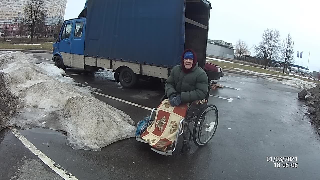 Старая злая ведьма на коляске