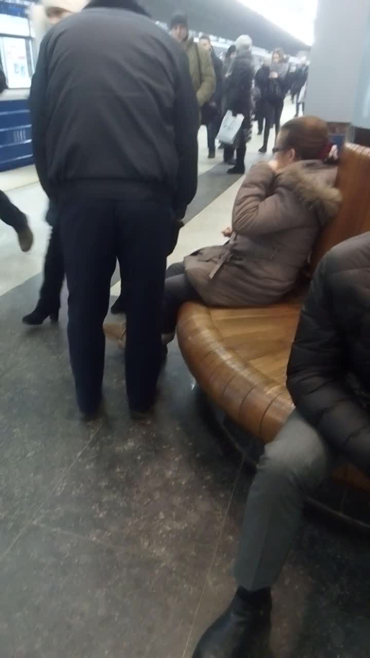 Девушка и парень собирают "на жетон" в метро