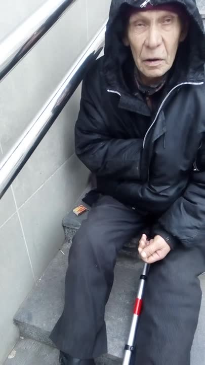 Старый сказочник с протезом ноги из пригорода Минска