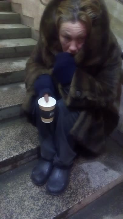 Спитая дама собирает "на билет в Витебск"