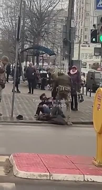 Одессита жестко задержал военкомат посреди улицы