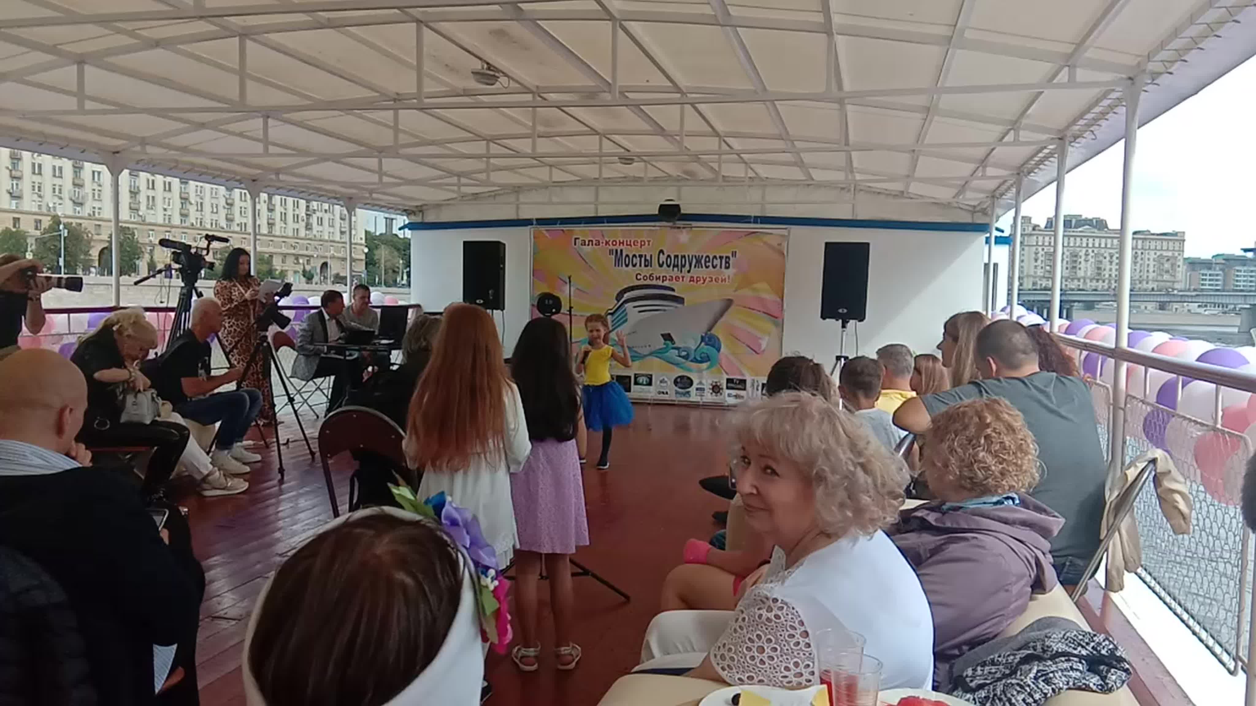 Мосты Содружеств теплоход "Ривьера"