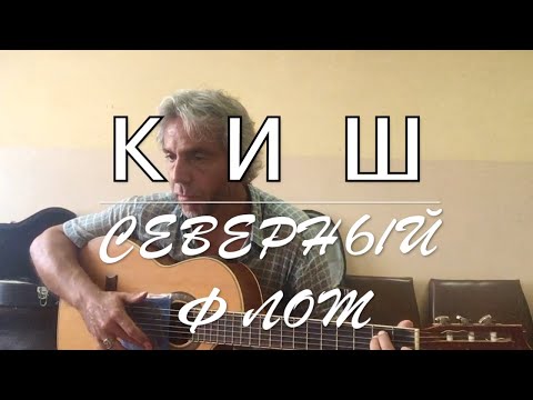 учится играть