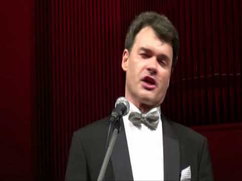 Поет Евгений Дятлов