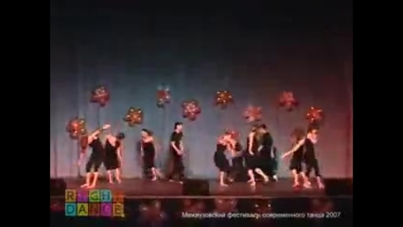 танцуют)