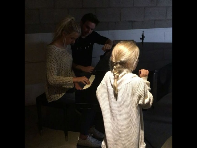 [Музыкальные клипы // За кадром]