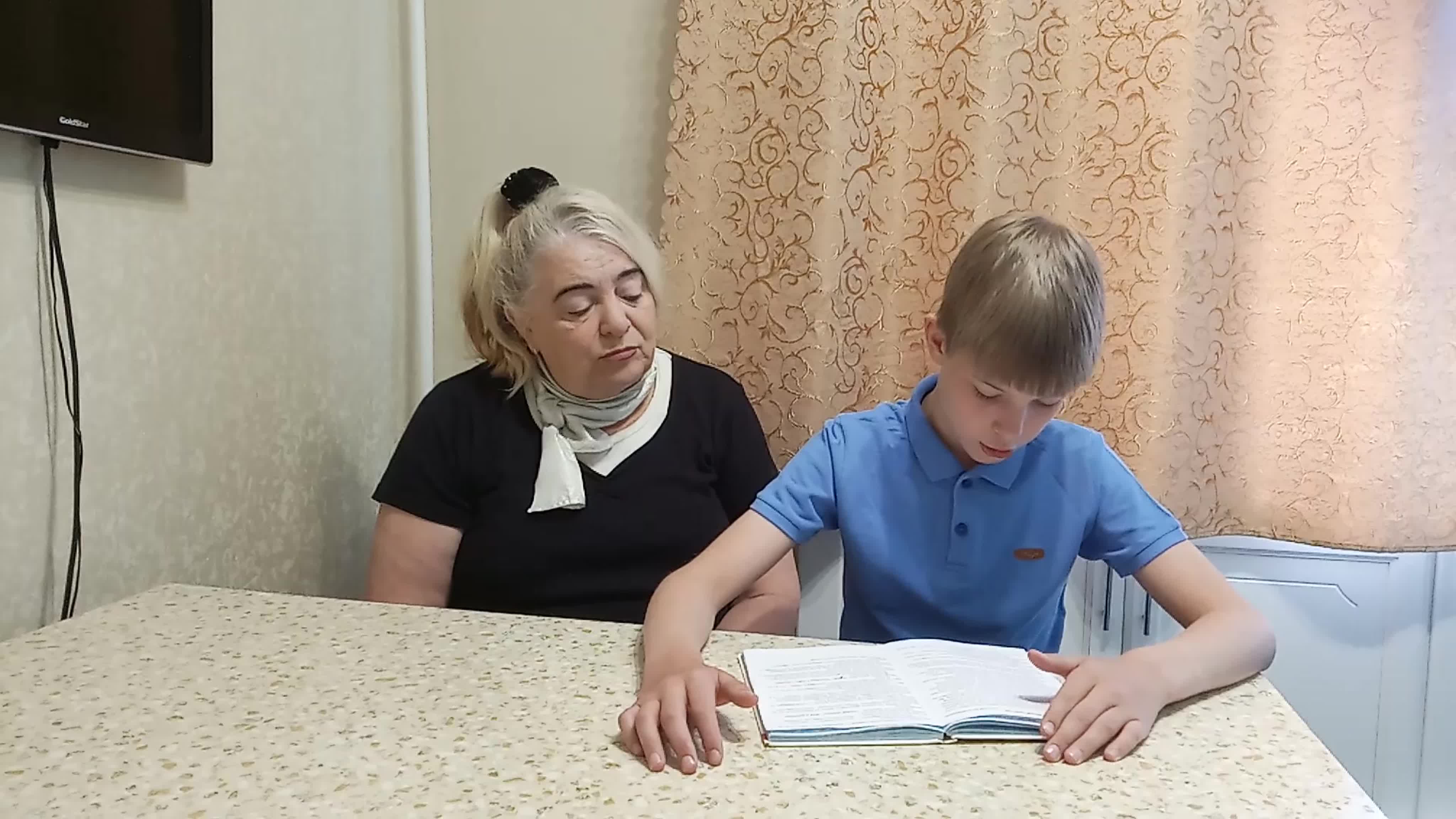 Акция  "Обнимем ребенка с книгой!"