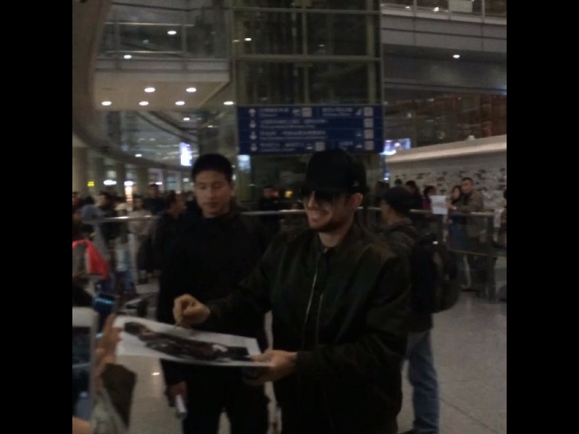 Адам Ламберт в аэропорту Пекина (Китай), 08.11.2015