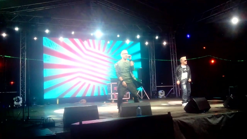 Отпетые мошенники. У реки.