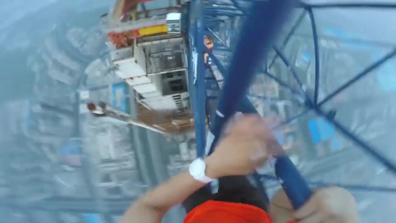 Российские экстремалы на вершине 600-метровой стройки