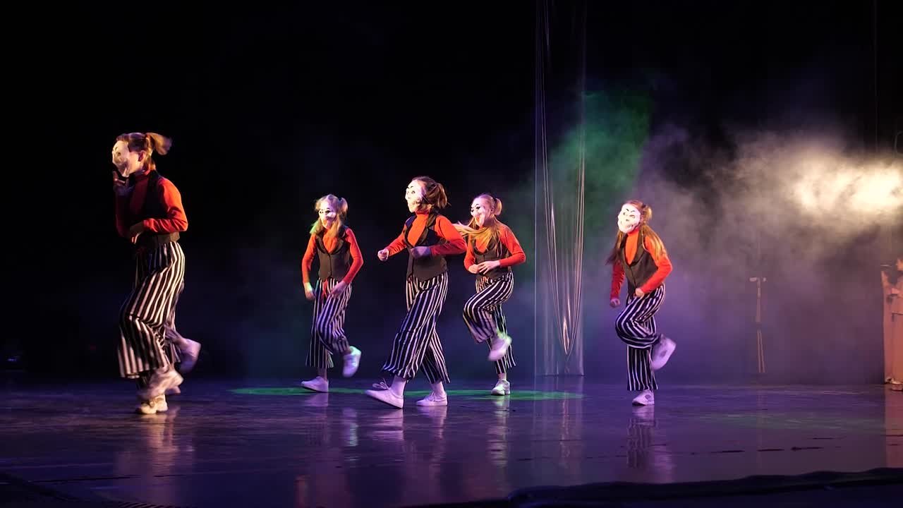 Танцевальные группы в центре танца "BEAT"