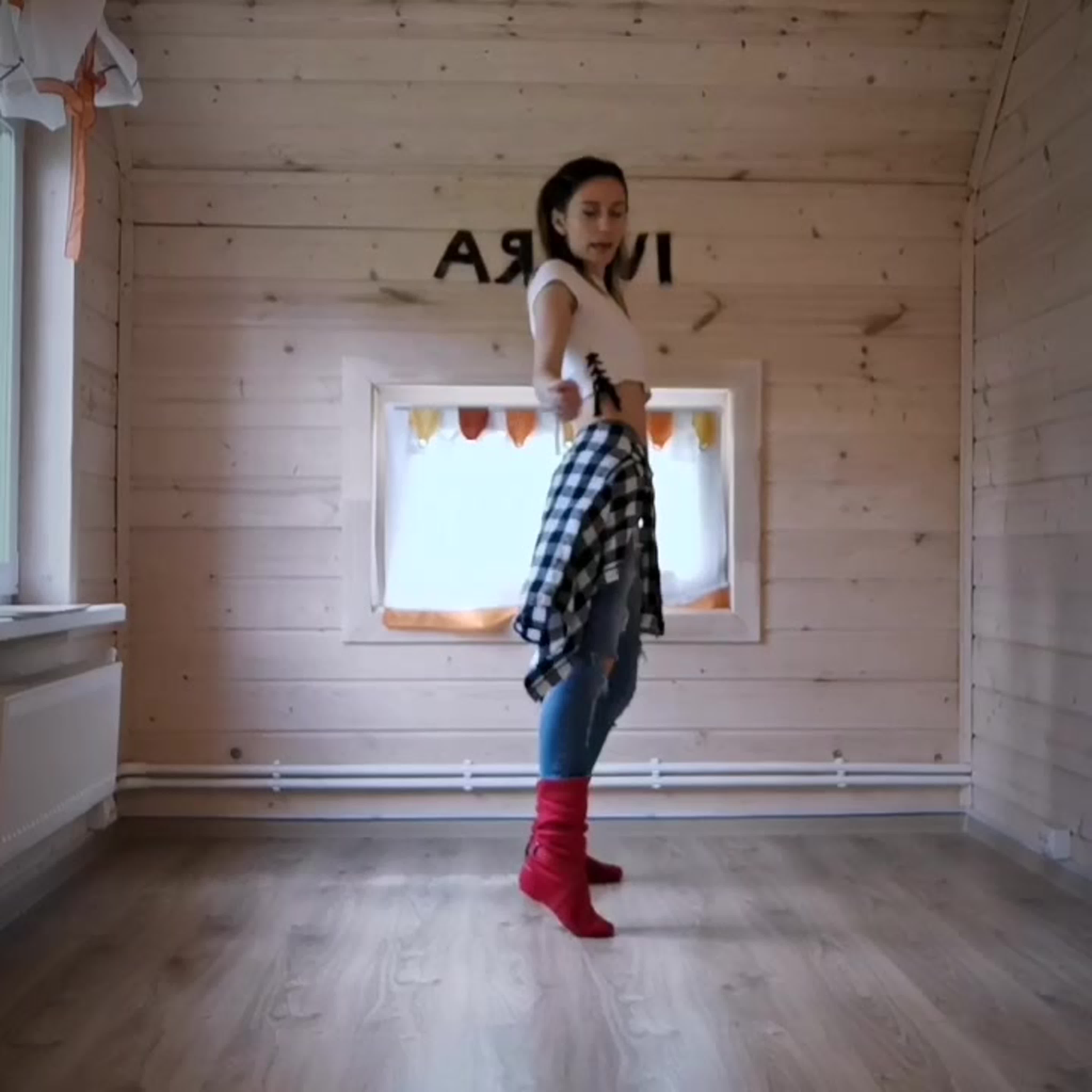Ивара танцует сольный флешмоб 2020