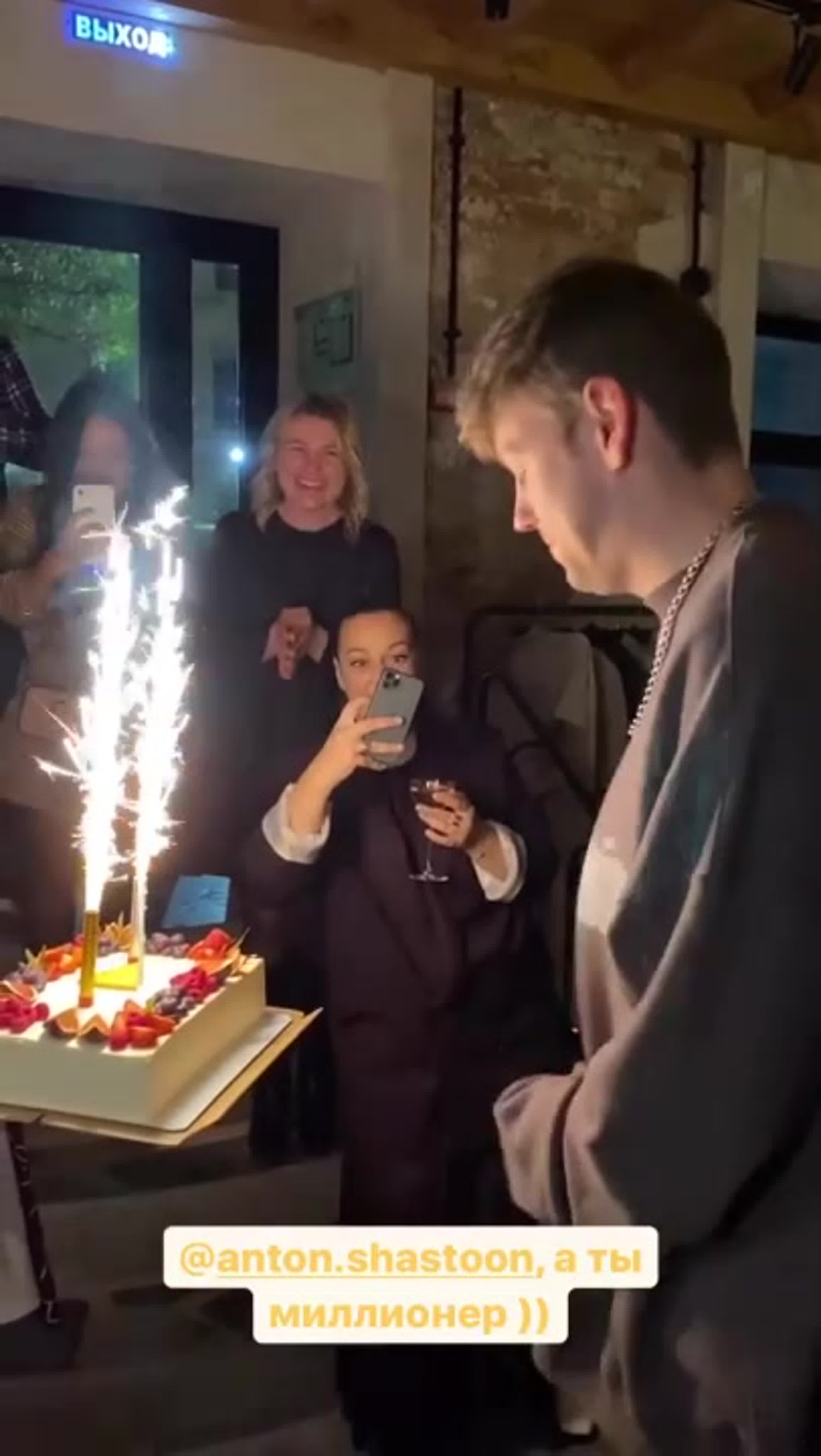 Празднование кнопки на Youtube