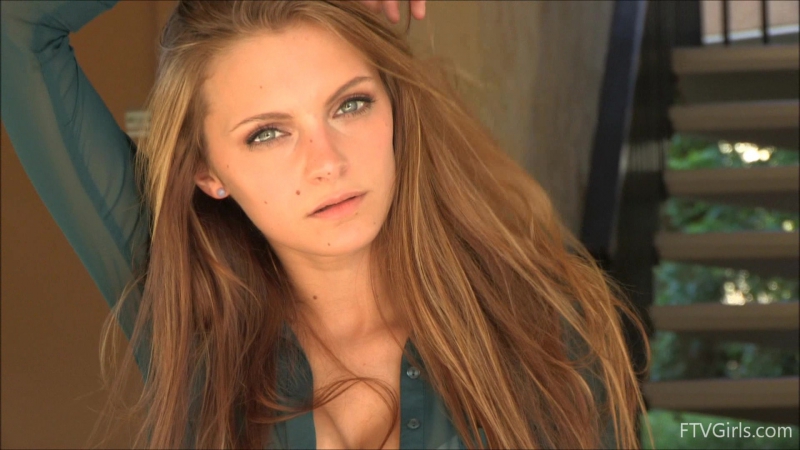 Laurie (Kennedy Nash)