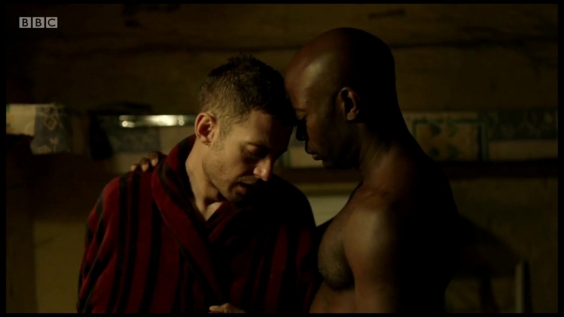 Мужчина в оранжевой рубашке