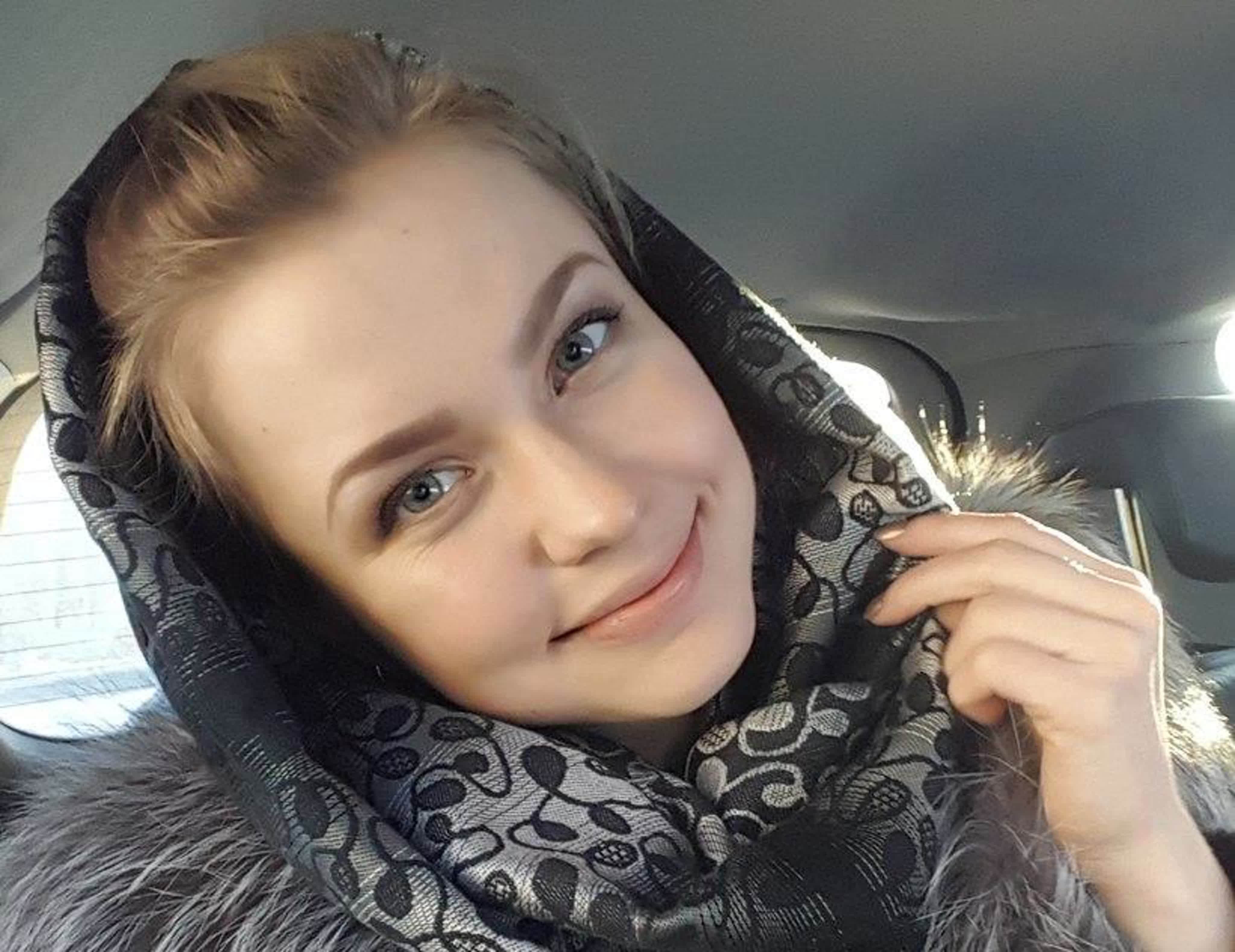 На крючке динамометра висит ведро с водой. Динамометр показывает 95 Н. В воду полностью погрузили кирпич массой